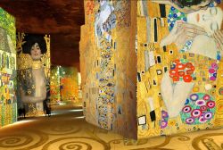Klimt alle Carrieres Lumieres a Les Baux-de-Provence. Lo spettacolo a tema Klimt venne proiettato alle cave nel 2014. Siamo in Provenza non distanti da Arles ed Avignone