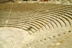 L'antico teatro di Kourion, lungo la costa meridionale di Cipro, è stato completamente restaurato ed è ancora usato per concerti all'aperto e spettacoli col Mediterraneo ...
