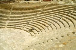 L'antico teatro di Kourion, lungo la costa meridionale di Cipro, è stato completamente restaurato ed è ancora usato per concerti all'aperto e spettacoli col Mediterraneo ...