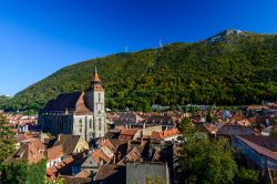 Kronstadt e Biserica Neagra, Romania - Un bel panorama sulla città vecchia di Kronstadt, antico nome di Brasov, su cui spicca l'imponente Chiesa Nera che deve il suo nome ad un terribile ...