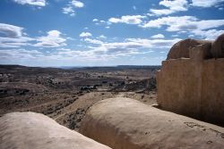 il tetto di un ksour a Ksar Ouled Soltane: i granai fortificati detti anche ghorfas, sono costruzioni berbere tipiche della regione di Tataouine in Tunisia - © StephanScherhag / Shutterstock.com ...