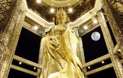 Statua di Kuan Yin all'interno del tempio  buddista Kek Lok Si temple, un complesso religioso che sitrova presso Air Itam a Penang in Malesia - © Gwoeii / Shutterstock.com