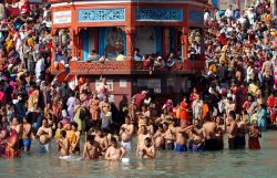 Kumbh Mela, Uttar Predesh: fedeli indù al bagno purificatore. Son milioni i fedeli che partecipano a questo festival, la manifestazione religiosa più frequentata del mondo - Foto ...