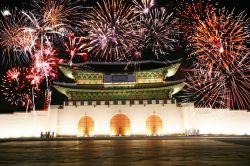 Kwanghwa Gate, la porta di ingresso al Gyeongbok Palace di Seoul, nella Korea del Sud - © Bikeworldtravel / Shutterstock.com