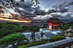 Tramonto su Kiyomizu Dera a Kyoto, Giappone - Una bella immagine che ritrae al calar del sole uno dei monumenti più antichi della città di Kyoto. Kiyomizu Dera deriva il suo nome ...