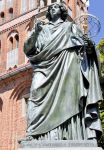 L'astronomo Copernico, il padre del sistema eliocentrico, celebrato in piazza a Torun, in Polonia la città che lo vide nascere 540 anni fa - © Marcin-linfernum / Shutterstock.com ...