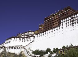 L'imponente Palazzo Potala, il grande monastero tibetano a Lhasa, dove regnava il Dalai Lama fino all'arrivo della Cina comunista di Mao Tze-Tung  - © tidchun / Shutterstock.com ...