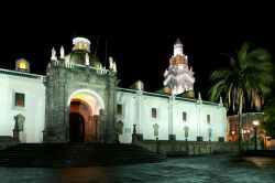 La Cattedrale di Quito, Ecuador, si affaccia sulla piazza centrale della città, dove dà il meglio di sé di notte, quando le luci ne esaltano l'eleganza. Non a caso il ...