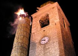 La Faglia di Oratino viene accesa la notte della Vigilia di Natale, ed è un evento molto sentito in Molise - © www.comune.oratino.cb.it