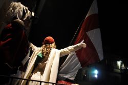 La mugnaia si affaccia dal balcone per la prima volta, carnevale di Ivrea, Piemonte. Assieme a lei sarà il generale ad accompagnarla nel vivo della rassegna storica - © www.storicocarnevaleivrea.it ...