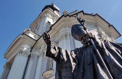 La statua di Karol Woytyla davanti alla chiesa Plac Jana Pawla II