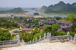 La vista dal piazzale di Bai Dinh Temple: siamo alle pendici di una collina nei pressi di Ninh Binh, Vietnam. In questo nuovo tempio buddhista si trovano centinaia di statue dei cosiddetti "arhat", ...