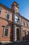 La Biblioteca Ariostea di Ferrara (Emilia Romagna) ha sede nel Palazzo Paradiso e custodisce la tomba di Ludovico Ariosto. L'edificio, finemente affrescato, è del 1391, ma la Biblioteca ...