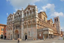 La Cattedrale di San Giorgio di Ferrara (Emilia Romagna) fu costruita nei primi anni del XII secolo e consacrata nel 1135, poi modificata a più riprese: la facciata testimonia il primo ...