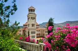 La splendida chiesa di Agios Nectarios Egina Grecia - © Tatiana Popova / Shutterstock.com