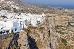 La Chora di Folegandros a picco su di un burrone ...