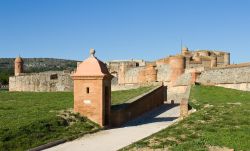 La Fortezza di Salses si trova a nord di Perpignan ci troviamo nella Linguadoca-Rossiglione, nel sud della Francia - © Natursports / Shutterstock.com
