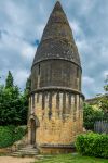 La particolare Lanterna dei Morti a Sarlat-la-Caneda in Francia. Questo tipo di architettura medievale è piuttosto raro in Europa, e questo ne è uno degli esempi più mirabili. ...