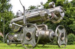 La Locomotiva una scultura di Aachen, si trova nel parco presso la stazione di Aquisgrana in Germania - © Reinhard Tiburzy / Shutterstock.com 