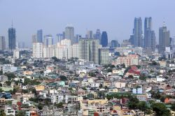 La Manila moderna contrasta fortemente con i sobborghi popolari, con le casebasse, tipiche delle Filippine - © donsimon / Shutterstock.com