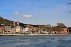 La Mosa a Liegi attraversa il centro citta - © Agata Dorobek / Shutterstock.com