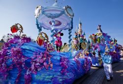 La parata Eurodisney per i 20 anni del parco