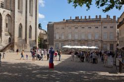 La Piazza del Palazzo dei Papi ad Avignone, in ...