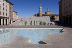 La piazza del Pilar di Saragozza (Aragona, Spagna) è il punto nevralgico della città, intorno alla quale si concentrano i palazzi e i monumenti più interessanti, dove si ...