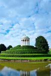 Nel cuore del Parco Querini, su una piccola isola rotonda, nei primi decenni dell'Ottocento l'architetto Antonio Piovene realizzò un elegante tempietto ionico. Il parco, oasi ...