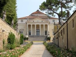 Villa La Rotonda, situata a pochi chilometri dal centro di Vicenza, è un celebre capolavoro palladiano. Cominciata intorno al 1570, passò nelle mani della famiglia Capra alla fine ...