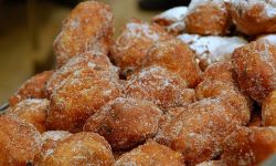La Sagra della Pettola a Rutigliano, Puglia. Ogni anno si svolge un evento gastronomico dedicato alla "pettola", la famosa pallina fritta pugliese.
