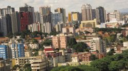 La Skyline di Curitiba in Brasile - © Luiz C. Ribeiro / Shutterstock.com