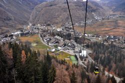 La Thuile fotografata da funivia che sale a Les Suches, 2.200 m