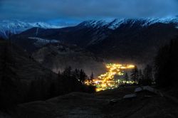 La Thuile fotografata di notte, come si può ammirare dalla strada che scende dal Piccolo San Bernardo in Valle d'Aosta