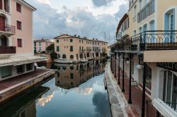 E' della come la Venezia della Francia: Port Grimaud si trova in Costa Azzurra - © Laborant / Shutterstock.com 