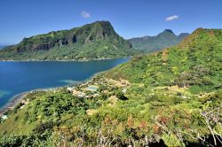 La baia di Moorea dove arrivò James Cook , e dove sono stati girati, alcuni dei film sugli ammutinanti del Bounty