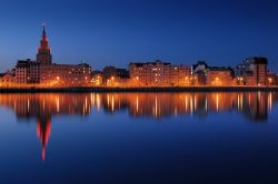 La banchina del fiume Daugava a Riga in Lettonia. Il fiume principale della regione nasce dalle colline di Valdai e quando raggiunge la capitale sfocia in mare, nel centro del Golfo di Riga ...