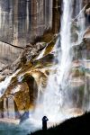 La base della grande cascata di Yosemite, in California (USA). Il salto d'acqua, che però si asciuga in estate, supera i 700 metri di altezza! - © fabernova / Shutterstock.com ...