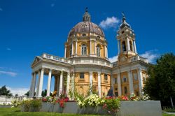 La Basilica di Superga si trova a est di Torino, in cima all'omonimo colle. Progettata nel 1715 su commissione di Re Vittorio Amedeo II, in segno di ringraziamento alla Vergine per la vittoria ...