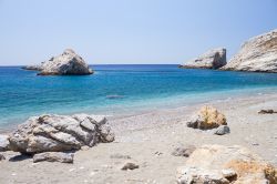 La bella spiaggia di Katergo a Folegandros Cicladi, nel Mar Egeo della Grecia. Si trova sulla punta sud-orientale dell'isola, che si trova non distante da Santorini - © Georgios Alexandris ...