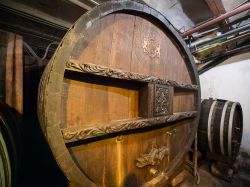La botte piu antica del mondo a Riquewihr, Alsazia - In uno dei paesi francesi più conosciuti per la produzione di vini pregiati, ottenuti grazie agli acini dei vigneti che impreziosiscono ...