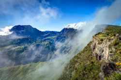 La Réunion, Isole Mascarene: la caldera del Cirque de Mafate fotografata dal Piton Maido, uno dei siti turistici più visitati nella parte occidentale dell'isola. Alto 2.200 ...
