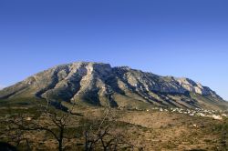 La caratteristica montagna chiamata Mongò si trova alle spalle di Denia, lungo la Costa Blanca della Comunità Valenciana, in Spagna - © holbox / Shutterstock.com