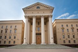 La sede del governo della Bielorussia, a Minsk, si affaccia su Piazza dell'Indipendenza, all'inizio dell'omonimo viale - © Alexander Mak / Shutterstock.com