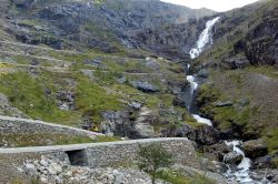 La cascata Stigfossen si trova a fianco del versante ...