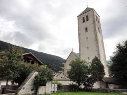 Il campanile della Collegiata di San Candido, la più importante testimonianza romanica del Sud Tirol.