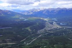 Veduta aerea di Jasper, cittadina nella provincia canadese di Alberta e centro amministrativo del Jasper National Park, vista dalla cima Whistler - © Serjio74 / Shutterstock.com