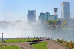 La città di Niagara Falls, Canada, fotografata dal versante americano: le cascate sono senza dubbio più spettacolari dalla sponda canadese del Niagara River, ma anche dagli ...