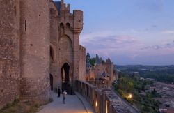 Carcassonne, la famosa città fortificata della Linguadoca-Rossiglione, è suddivisa in Ville Haute e Ville Basse. Lungo la parte alta si susseguono le torri di guardia, tra cui Tour ...