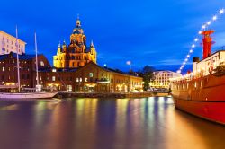 La citta vecchia di Helsinki in Finlandia, in una fotografia notturna a lunga esposizione - © Oleksiy Mark / Shutterstock.com